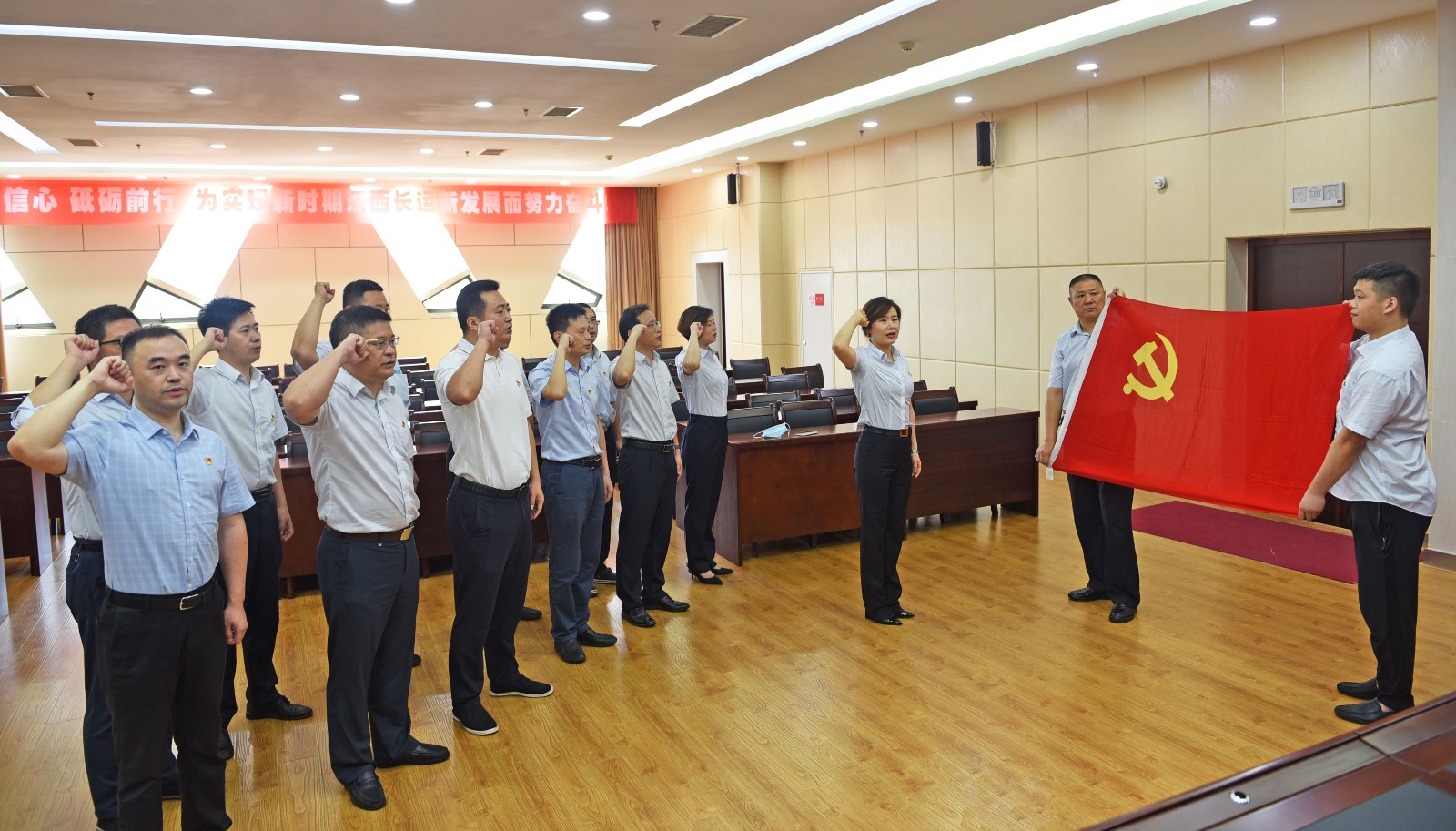 集團(tuán)機關(guān)支部開展“重溫入黨誓詞，堅定理想信念”主題黨日活動