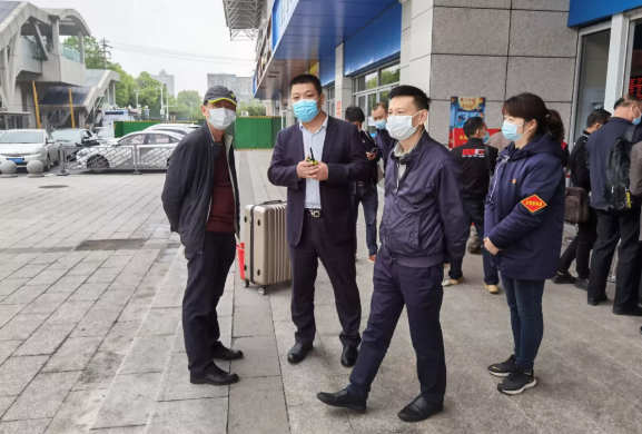 黃俊、穆孫祥先后深入徐坊客運分公司督導(dǎo)文明創(chuàng)建、疫情防控、安全生產(chǎn)工作