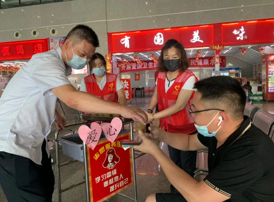 都市城際公交 長(zhǎng)途汽車西站、徐坊客運(yùn)站開展送清涼活動(dòng)