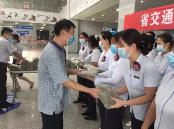 省交通工會(huì)為南昌長(zhǎng)途汽車(chē)西站一線員工送清涼