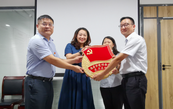 萬媛媛到南昌長途客運分公司進(jìn)行“南昌市黨性教育基層基地”掛牌儀式 張小平出席