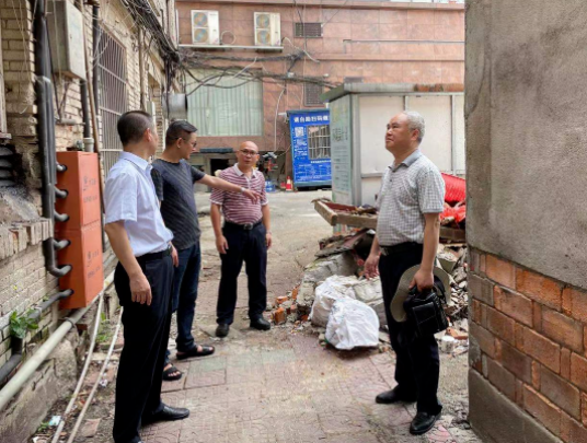 戴豪贛督導(dǎo)長(zhǎng)鴻物業(yè)安全生產(chǎn)、疫情防控及危房清退工作