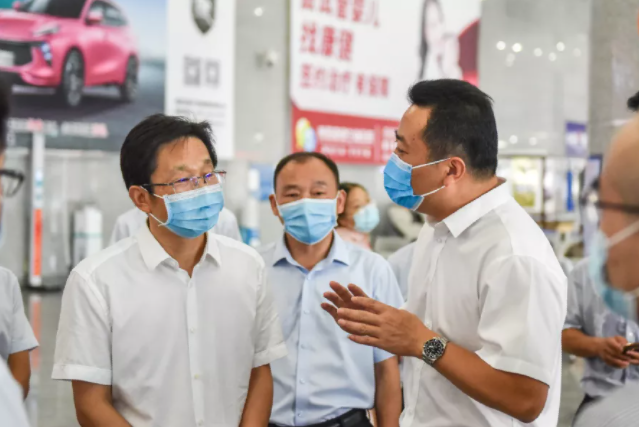 宋鈾一行蒞臨長途汽車西站督導疫情防控工作 王曉陪同