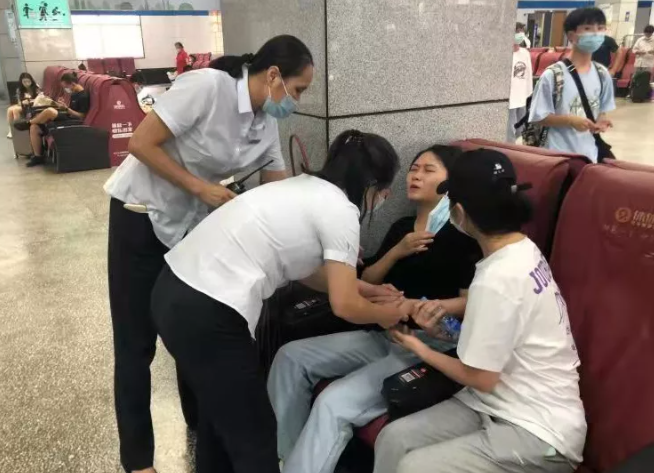 都市城際公交   女乘客突發(fā)不適，工作人員暖心援助