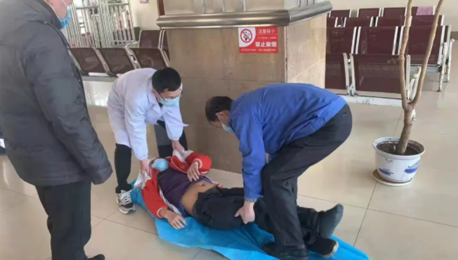 暖新聞 || 九江長(zhǎng)運(yùn)：旅客突然暈倒 車站緊急救助