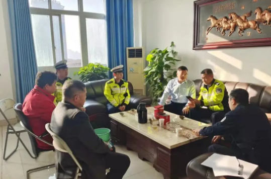 新余市公安局交警支隊調(diào)研新余公交、長運并召開座談會
