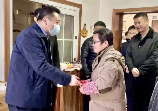 王曉深情走訪慰問(wèn)公司困難職工