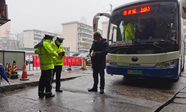 春運首日 || 保平安 優(yōu)服務 助力群眾溫暖出行