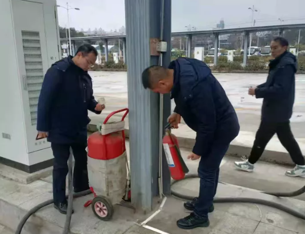 1月29日，南昌市迎來2022年第一場降雪。為進一步防范雨、雪、冰凍等惡劣天氣對道路旅客運輸?shù)牟焕绊懀苊飧黜棸踩a(chǎn)事故，都市城際公交成立了四個安全檢查組一早趕赴現(xiàn)場，對各單位應對雨、雪寒潮天氣安全防范責任、防范措施的落實情況進行督導檢查。檢查組重點對車輛安全例檢操作流程、車輛安全技術狀況，駕駛員從業(yè)資格證以及車輛