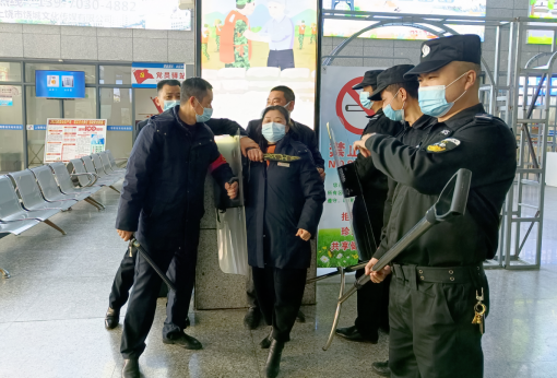 上饒汽運(yùn) 汽車東站開(kāi)展防恐防暴應(yīng)急演練