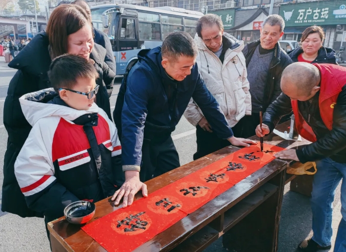 九江長(zhǎng)運(yùn)：寫(xiě)春聯(lián) 送祝福 溫暖春運(yùn)路