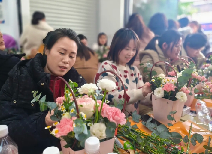 撫州長運:金溪分公司聯(lián)合縣農商銀行開展三八婦女節(jié)活動